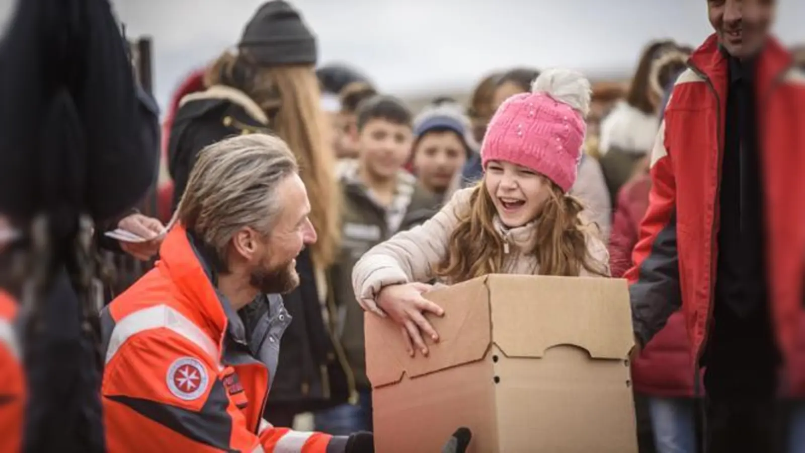 Wo immer die Weihnachtstrucker ihre Päckchen abliefern, erhalten sie zum Dank ein glückliches Lachen und das nicht nur von den Kindern.  (Foto: Saskia Rosebrock)