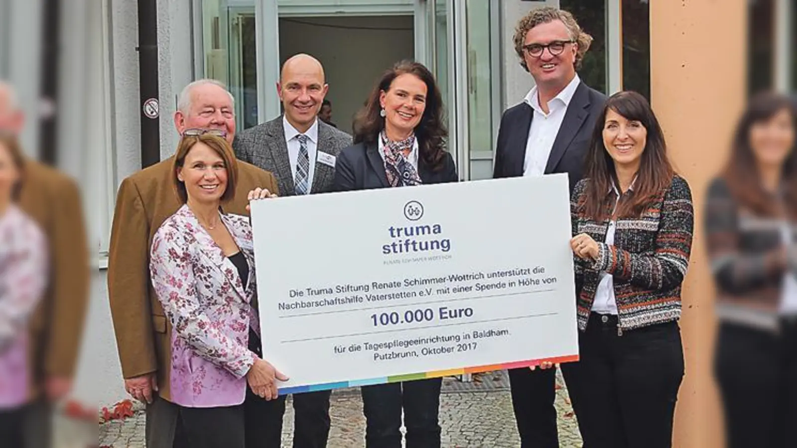 Marion Reger, Franz Pfluger, Alexandra Schwarz, Robert Strauß und Katrin Baro bei der Spendenübergabe. 	 (F: truma)