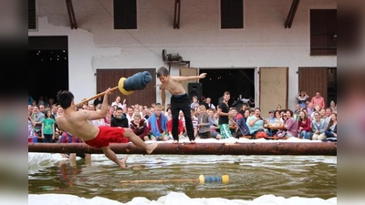 Wer das Gleichgewicht verliert, »darf« sich im kühlen Nass erfrischen.	 (Foto: C. Hondl)