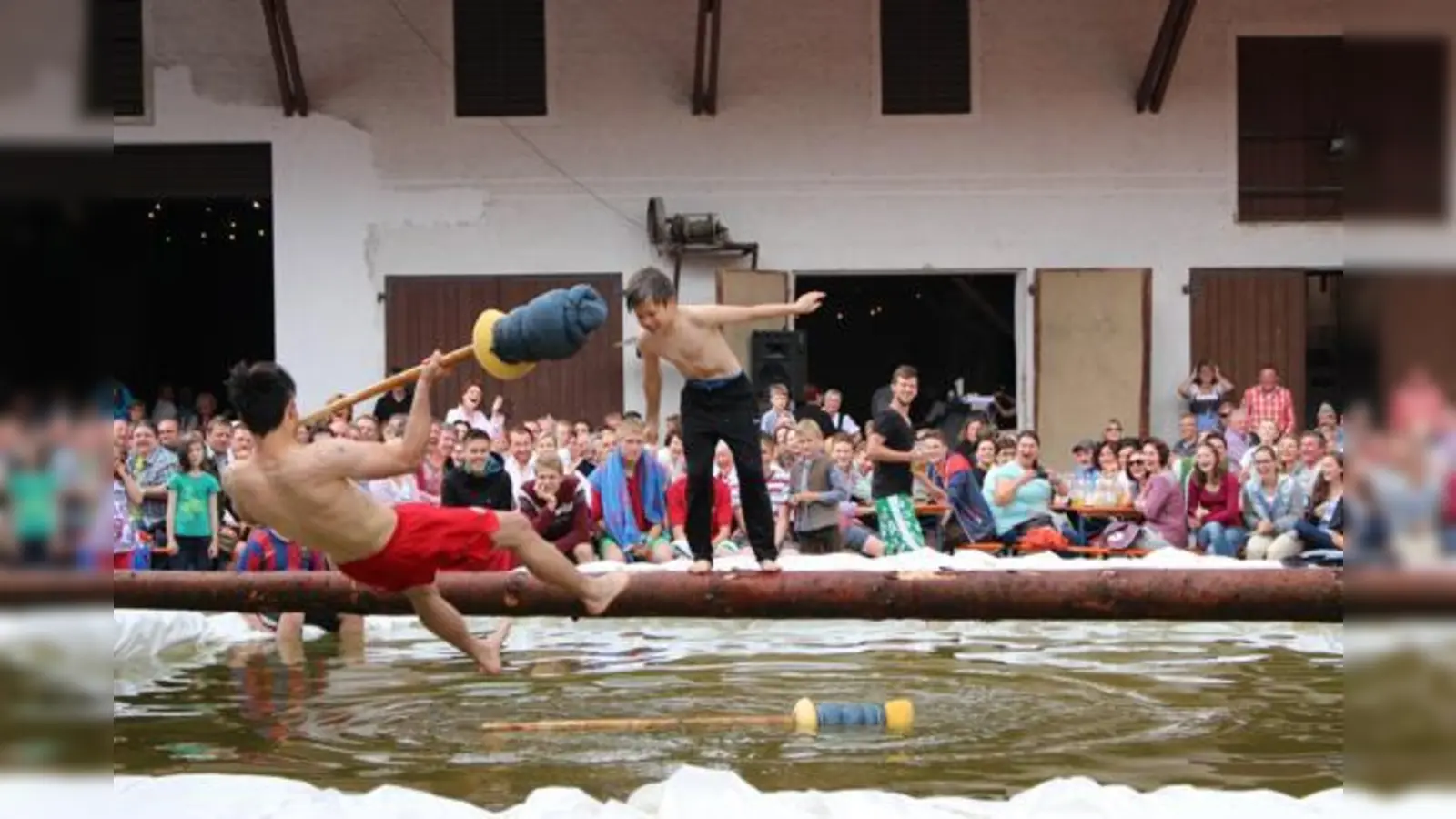 Wer das Gleichgewicht verliert, »darf« sich im kühlen Nass erfrischen.	 (Foto: C. Hondl)