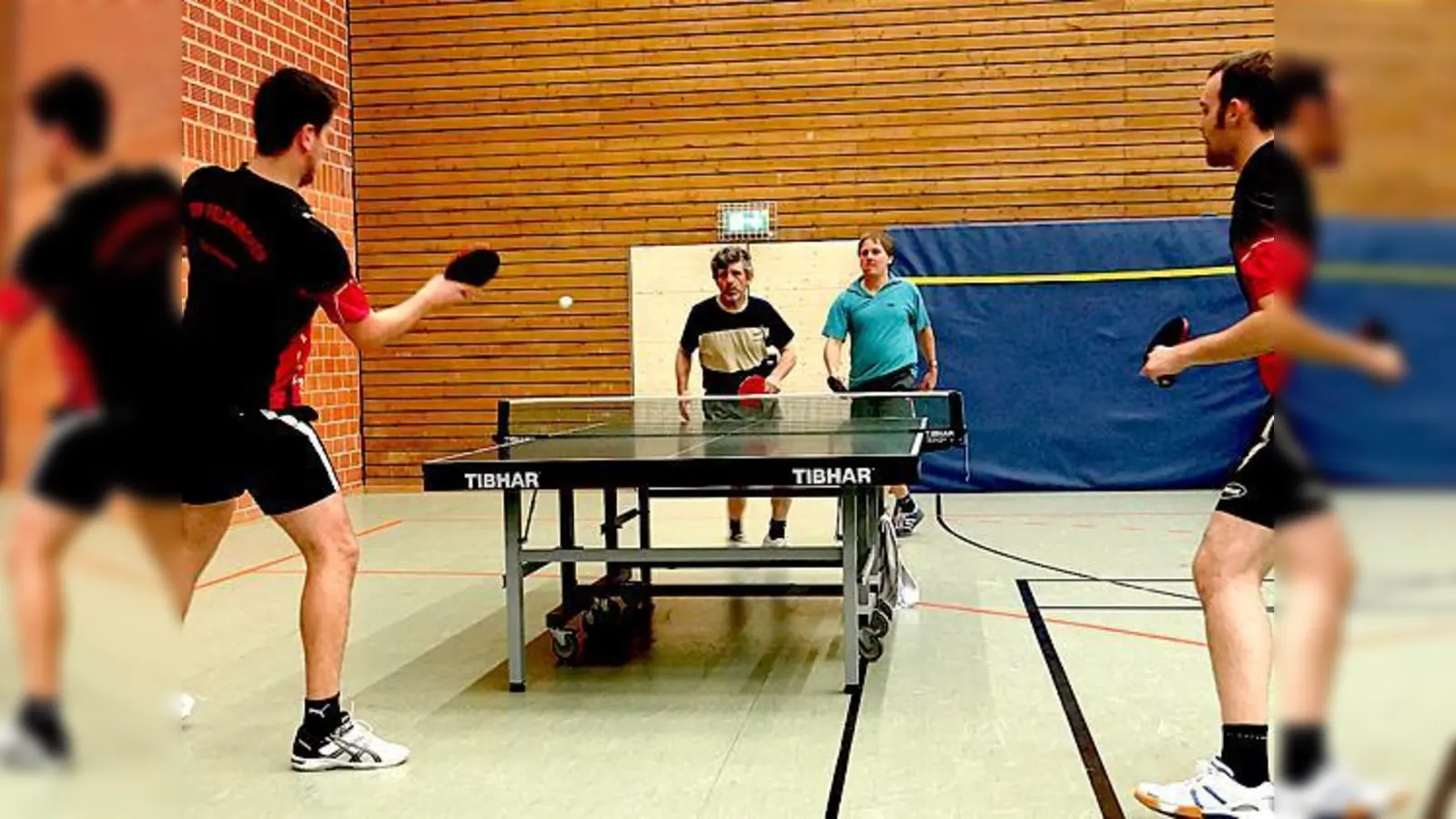 Ludwig Ziermeier (hinten links) und Markus König punkteten für den TSV Unterföhring.	 (Foto: Verein)