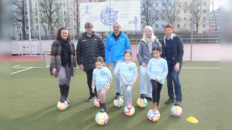 „Mädchen an den Ball”-Projektleiterin Anna Seliger (2. von rechts) zusammen mit Nicole Meyer (BA 5, links), Frank Ludewig (BFV, 2. von links), Matthias Blendel (BBBank) und Bezirksrätin Ulrike Goldstein bei der Eröffnung des Standorts auf der Anlage des TSV München-Ost. (Foto: Biku e.V.)
