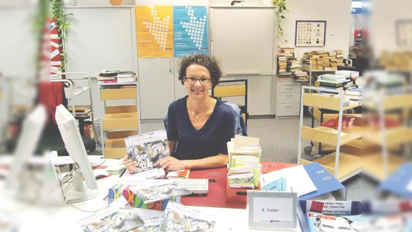 Barbara Kreder von der Bibliothek am Rosenkavalierplatz: »Die neue Stadtteilbroschüre ist heiß begehrt, immer wieder wird danach gefragt.«	 (Foto: ikb)