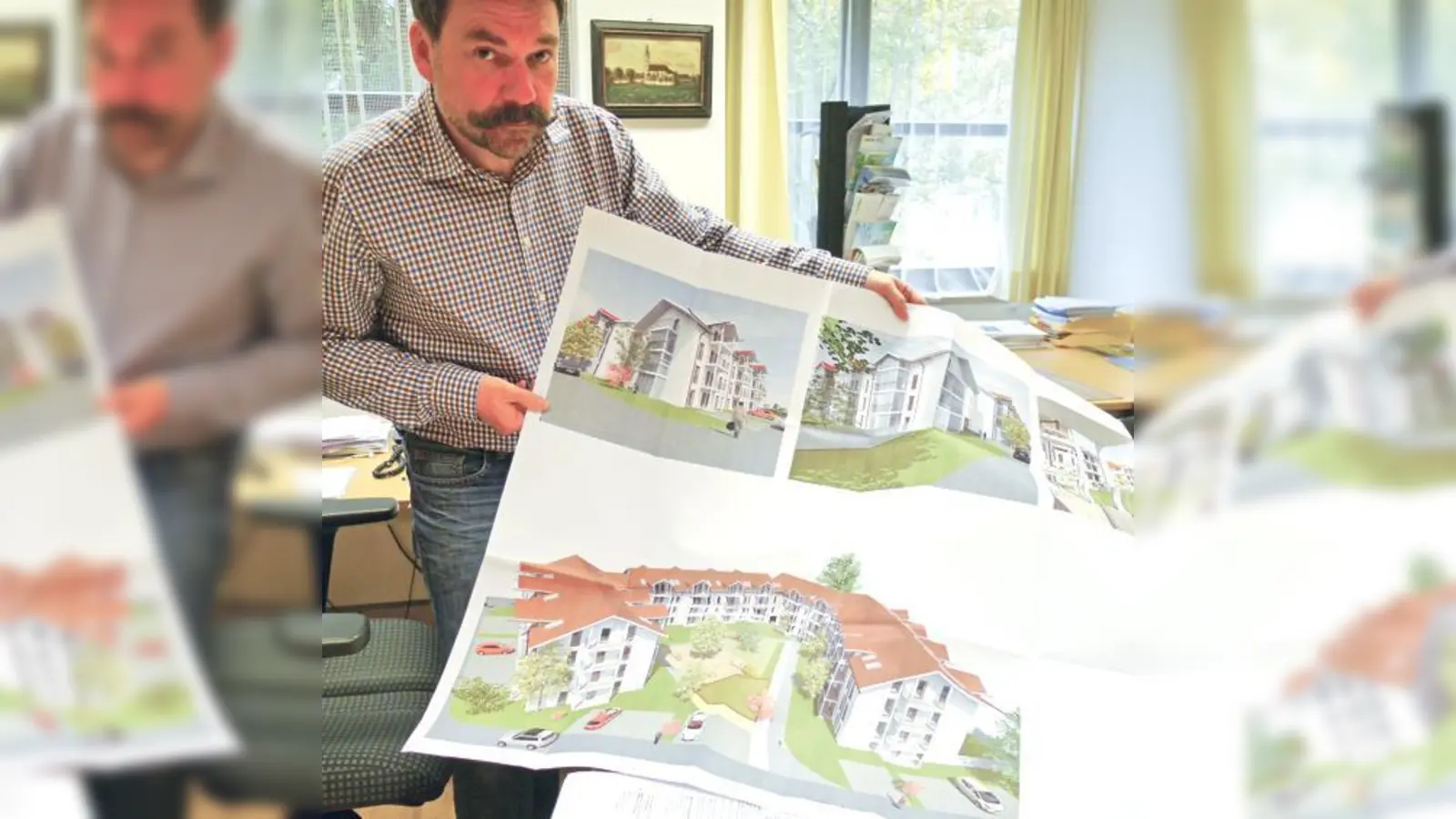 Bauamtsleiter Hubert Zellner mit den Plänen der Wohnanlage, die an der Hofoldinger Straße gebaut werden soll.	 (Foto: K. Kohnke)