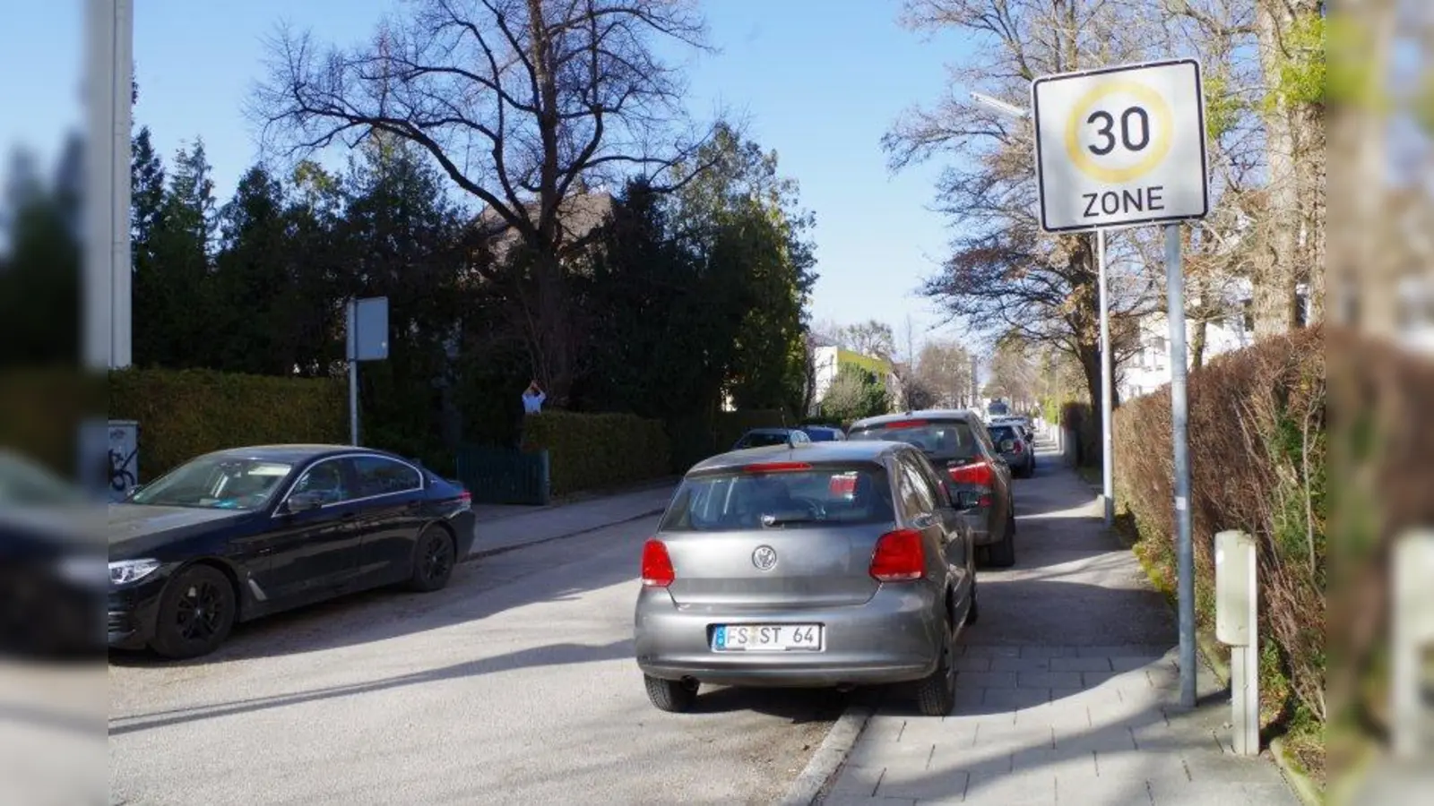 Ein streckenweises Haltverbot in der Kirchmairstraße könnte dafür sorgen, dass Fußgänger mehr Platz auf dem Gehweg haben. Die Mehrheit im Bezirksausschuss Laim plädiert jedoch zunächst für einen Bürgerdialog. (Foto: kö)