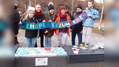 Kinder, Jugendliche, Männer und Frauen: Alle beteiligten sich mit großer Freude an der Platzverschönerungsaktion und fertigten ihre Hände aus bunten Fliesen.  (Foto: VA)