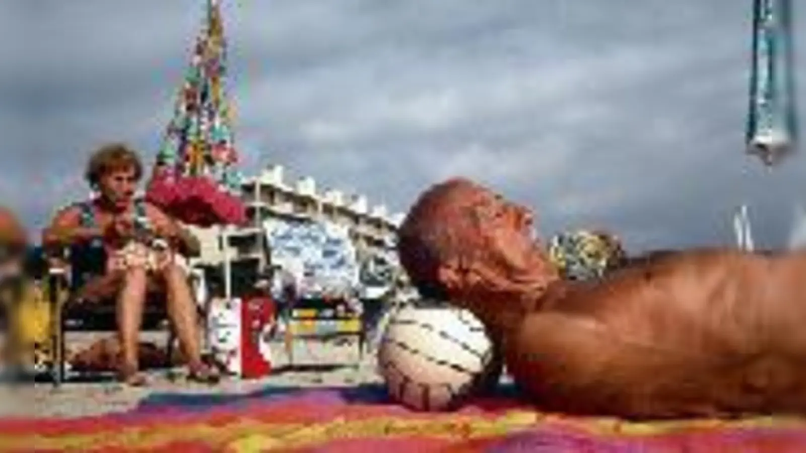 Faszination Fußball weltweit, jenseits nationaler oder kultureller Grenzen  eingefangen von Spitzenfotografen.	 (Foto: Peter Marlow/Magnum Photos France, 1992)