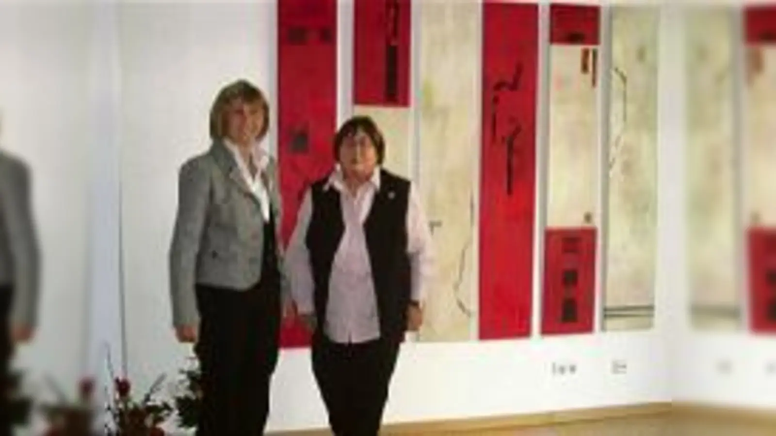 Helga Marquardt und Erika Himmelreich (von rechts) freuen sich über die Rückkehr ihrer Bilder. 	 (Foto: VA)