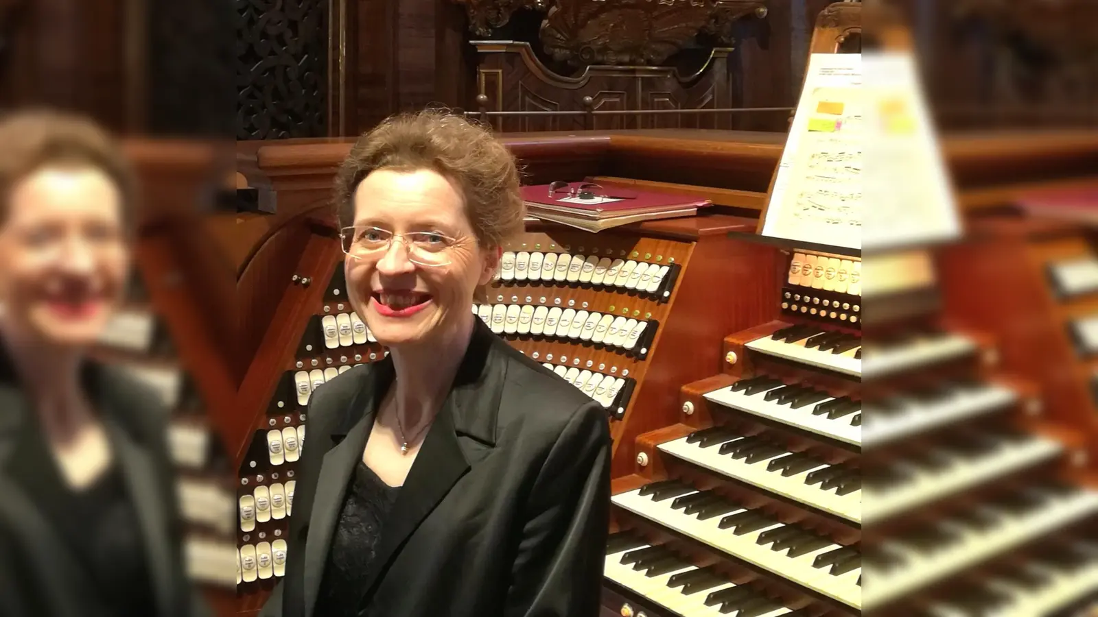 An der großen Orgel spielt die Münchner Konzertorganistin Gudrun Forstner. (Foto: Gudrun Forstner)