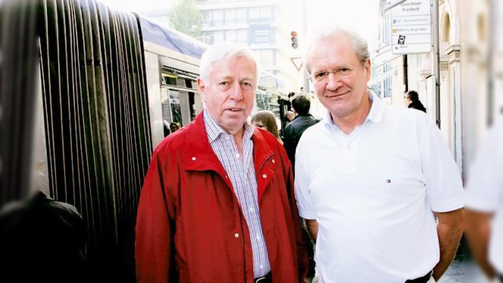 Günter Tebelmann (l.) und Michael Risch meinen, der Gehweg sei zu schmal, um die zahlreichen Fahrgäste und Passanten aufzunehmen. 	 (Foto: Kirsten Ossoinig)