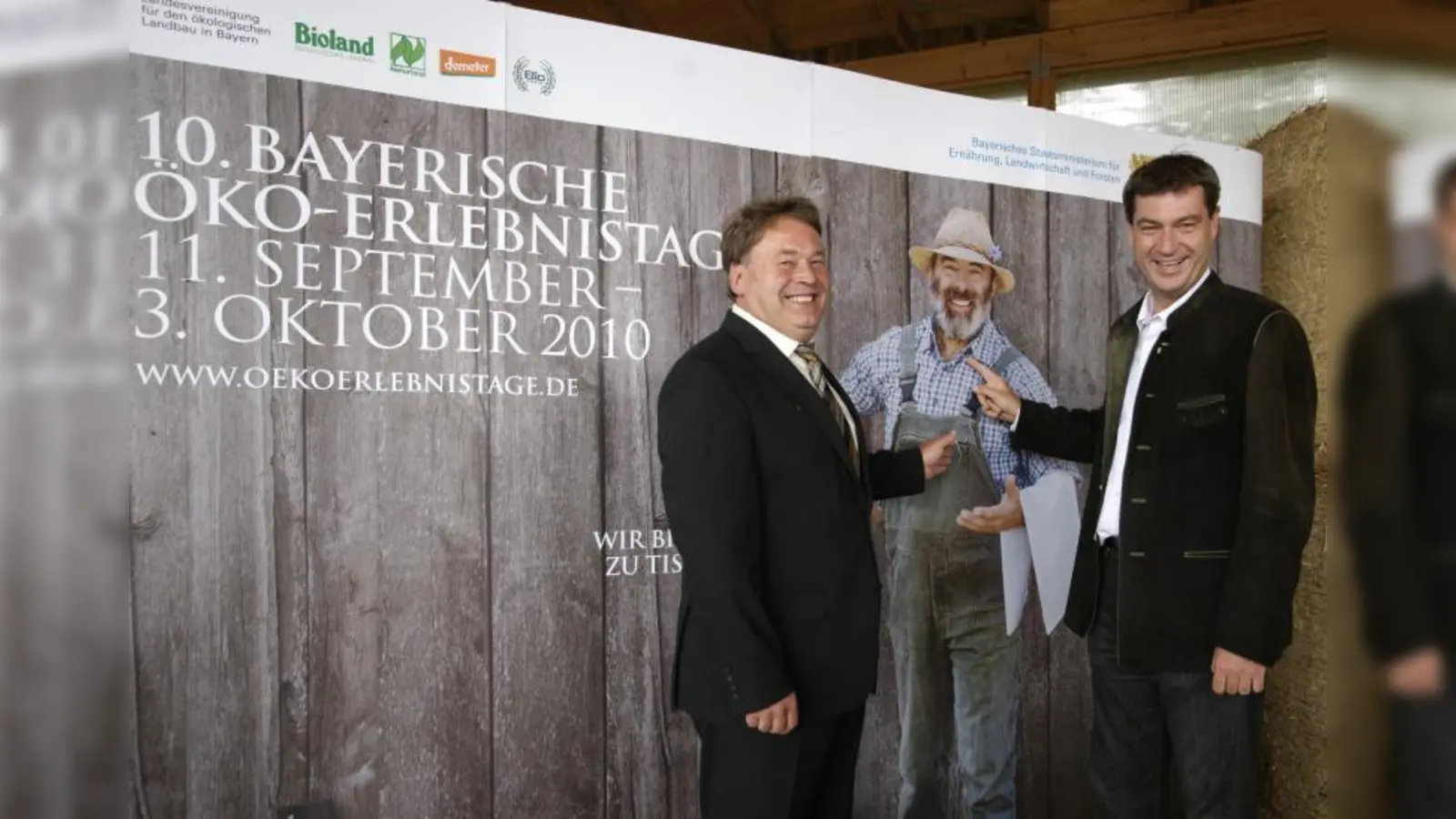 Landwirtschaftsminister Helmut Brunner und Umweltminister Markus Söder präsentieren das neue Plakat der Öko-Erlebnistage (Foto: StMELF)