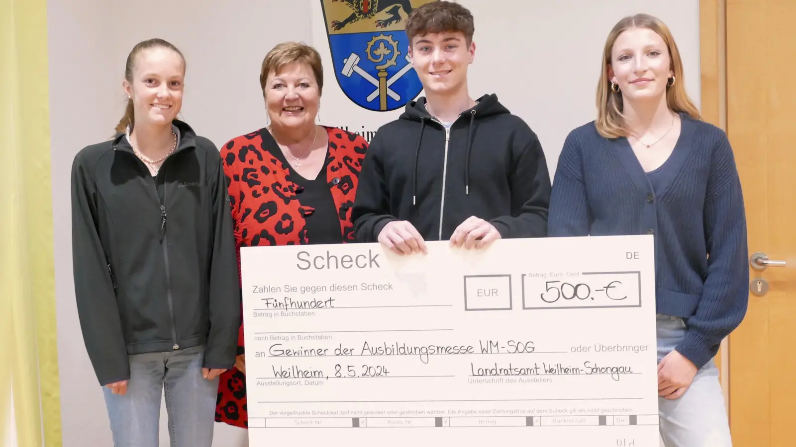 Die glücklichen Gewinner der Ausbildungsmesse Weilheim-Schongau bei der Übergabe durch Landrätin Andrea Jochner-Weiß: Regina Schuster, Nico Horstmann und Amrei Perkuhn (Foto: Landratsamt)