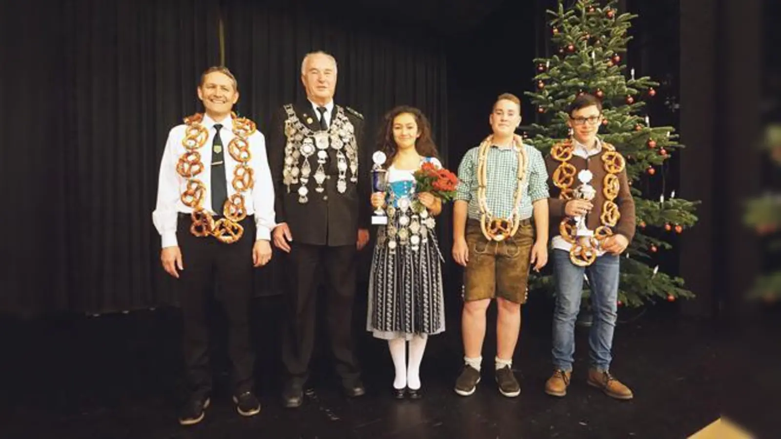 Die Schützenkönige 2017 (V.l.) Christian Wagner Brezenkönig, Hans Stockbauer Schützenkönig, Natalie Wagner Jugendschützenkönigin, Daniel Sachse Jugend Wurstkönig, Pit Schmidt Jugend Brezenkönig.	 (Foto: privat)
