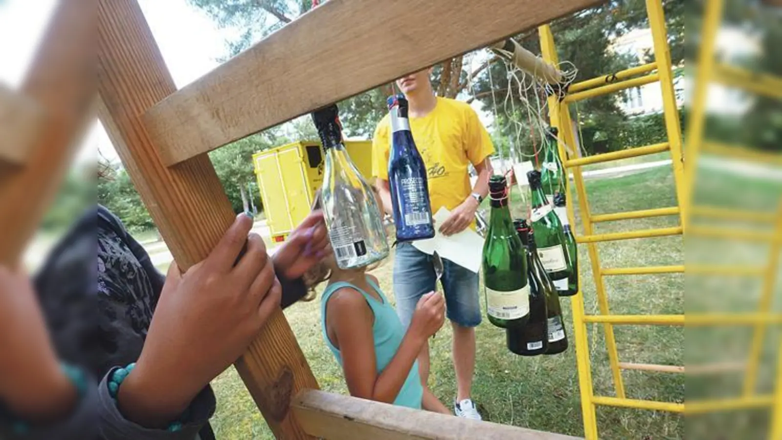 Mit Tönen, Geräuschen und Klängen experimentieren im Spielbus im Quax.	 (Foto: VA)