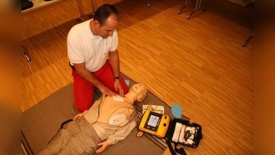 „Das Gerät sagt jedem Helfer, was genau zu tun ist. Im Prinzip sind es drei Schritte, die man befolgen muss.“ Roman Dreesbach vom BRK Krailling-Planegg bei der Demonstration eines Defibrillators. (Foto: US)
