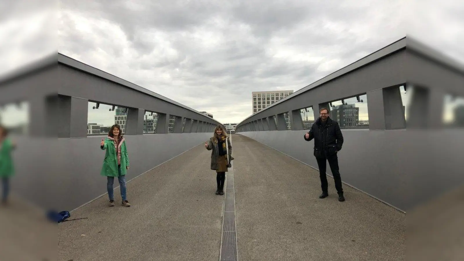 Vertreter des Bezirksausschusses Schwanthalerhöhe (BA 8) freuen sich über die Eröffnung des Arnulfstegs. Im Bild von links: Sibylle Stöhr, Stadträtin und Vorsitzende im BA 8, Manuela Diebolder (Vorsitzende Arbeitsgruppe Umwelt und Verkehr) und Daniel Günthör (Fraktionsvorsitzender der Grünen). (Foto: pr)
