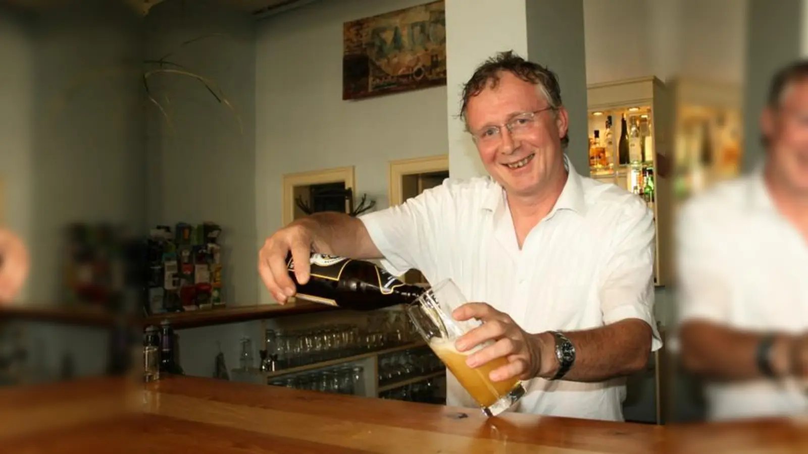 Als erster Münchner Wirt schenkt Michael Fischl, der Wirt der Gaststätte  »Wiesengrund« in der Elsässer Straße, das Quartiermeister aus.	 (Foto: js)