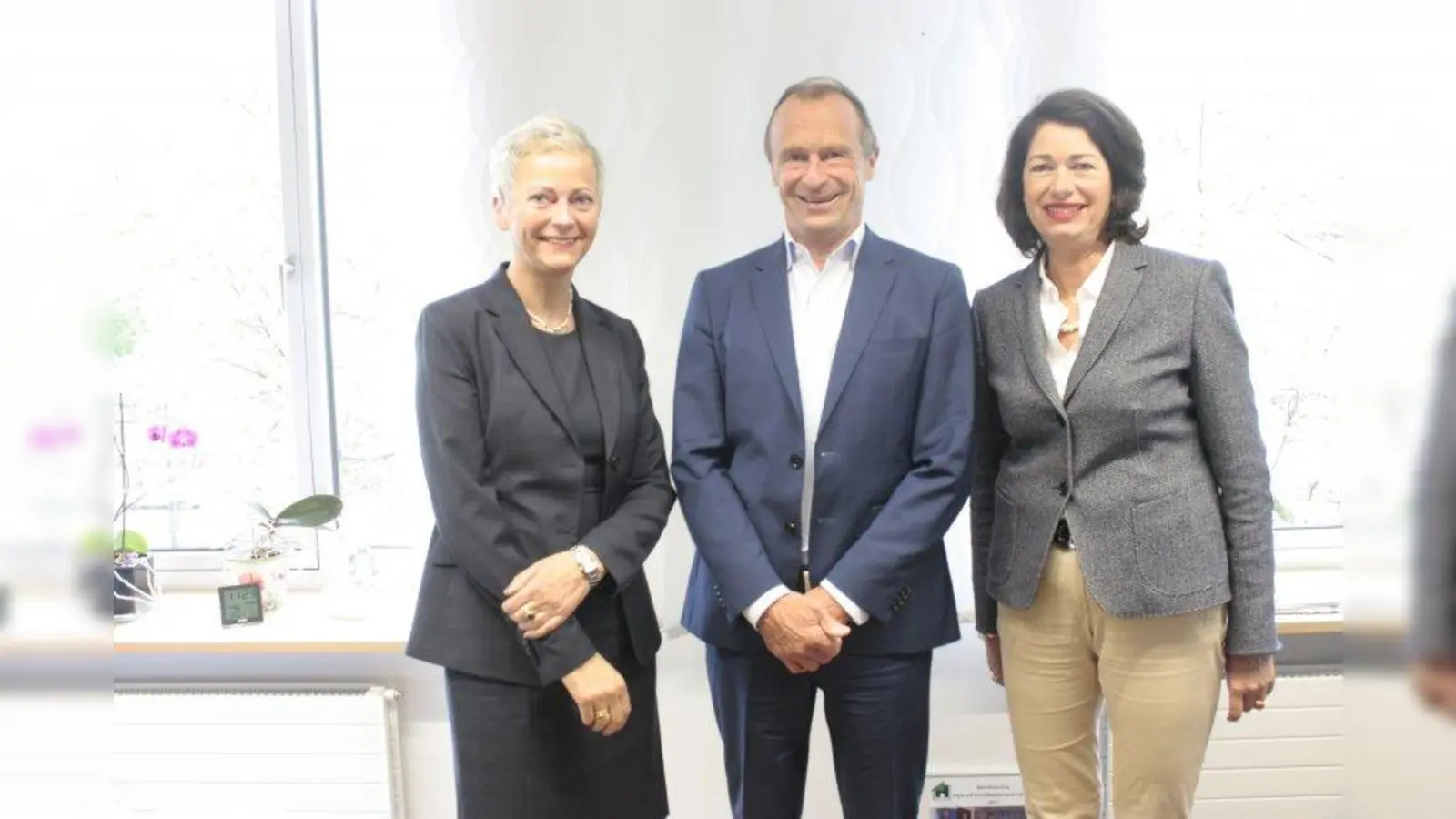 „Wir sind keine Mitspiegelgegner”, betont Rudolf Stürzer (Mitte), Vorsitzende des Haus- und Grundbesitzervereins München. MIt der Klage beim Bayerischen Verwaltungsgerichtshof möchten Stürzer und seine Kolleginnen Birgit Noack (links) und Andrea Nasemann (rechts) allerdings eine Auskunftspflicht der Stadt hinsichtlich der Datenerhebung erwirken. (Foto: fla)