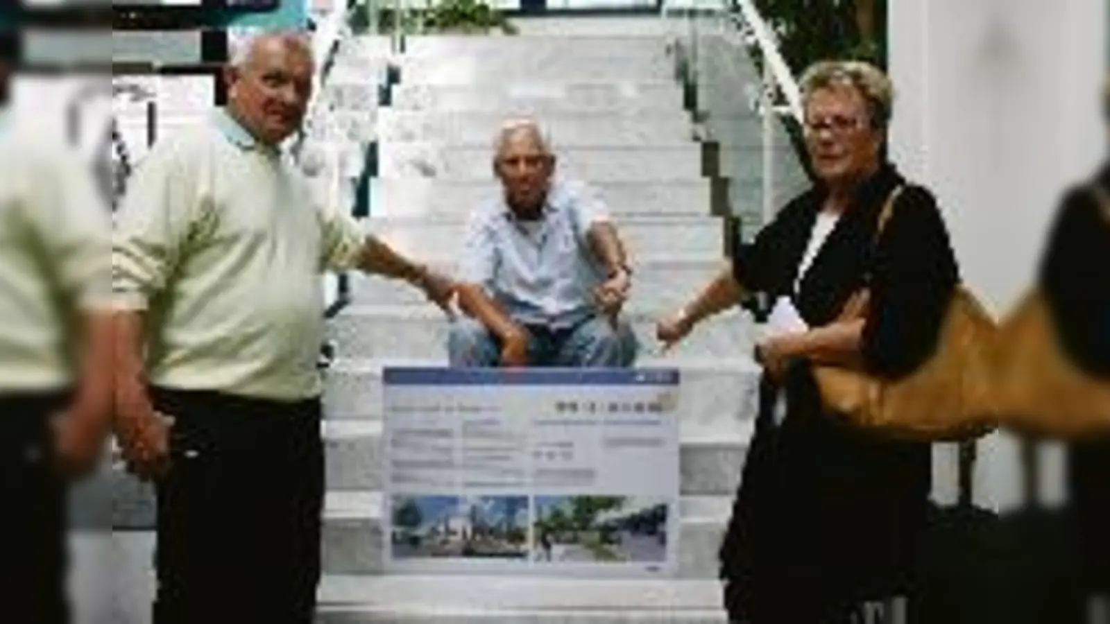 Daumen runter für die Tram nach St. Emmeram: (v. li.) Kurt Lorenz, Jürgen Mataré und Ursula Stroel wehren sich gegen den Trambahnbau.  (Foto: ak)