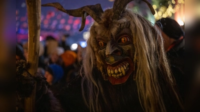Die Perchten sind am Samstag etwa eine Stunde lang auf dem Tollwood-Festival unterwegs. (Foto: Alexander Scharf)