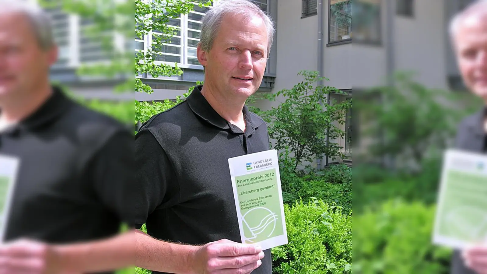 Wirtschaftsförderer Augustinus Meusel hält die Energiepreisbroschüre in Händen.  (Foto: LRA)