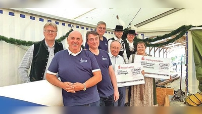 Von links: Ton van Lier, Helmut Hanika, Martin Metzger, Michael Brandmeier, Pfarrer Albert Schamberger, Sebastian Fuch, Dr. Markus Hardi und Anna Neuner  (Foto: Haar)