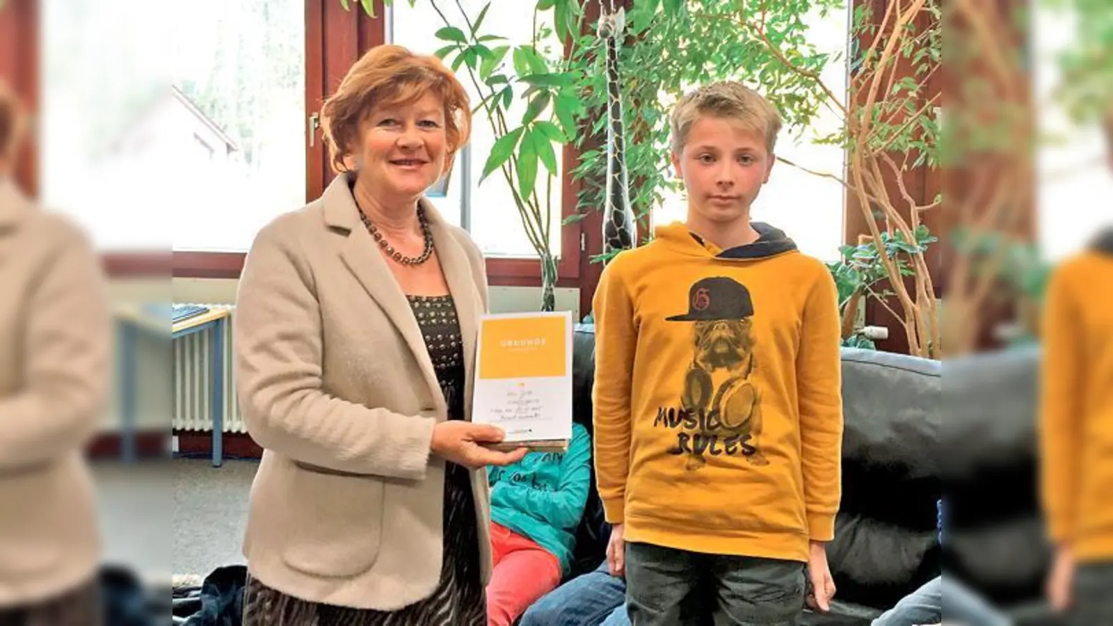 Schulleiterin Helma Wenzl überreichte Nico Seitz die Urkunde für seine Leistung beim Vorlesewettbewerb.	 (Foto: AFG)