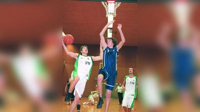 Kampf unter dem Korb zwischen dem 25-jährigen Aufbauspieler Xaver Egger (li.) und dem 15-jährigen Center Stephan Haukohl. (Foto: Helmut Handwerker)