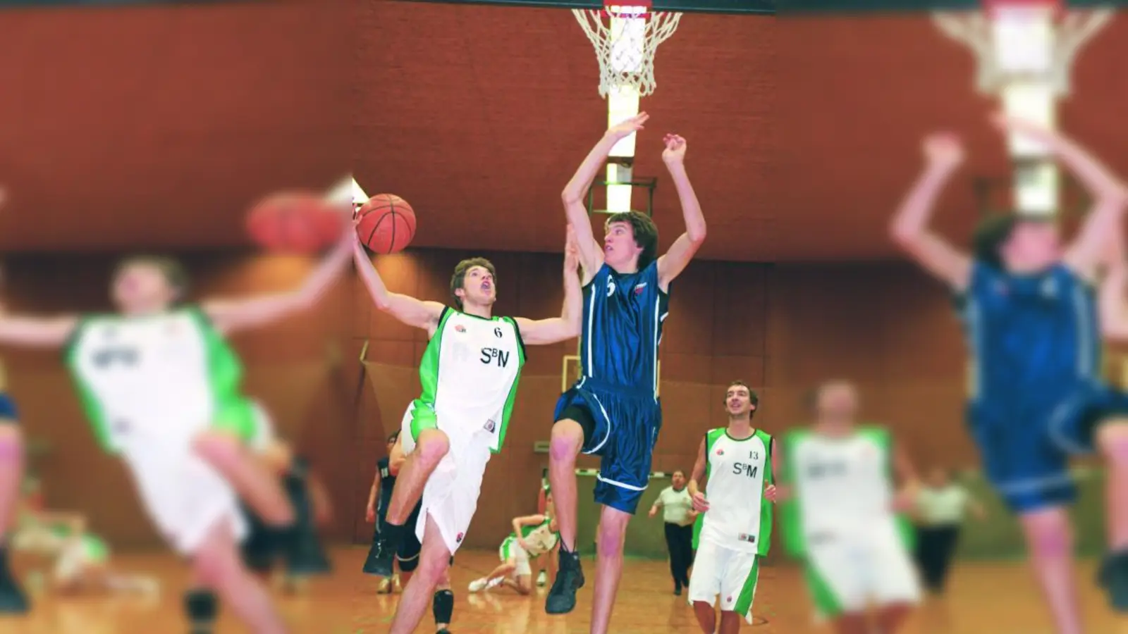 Kampf unter dem Korb zwischen dem 25-jährigen Aufbauspieler Xaver Egger (li.) und dem 15-jährigen Center Stephan Haukohl. (Foto: Helmut Handwerker)