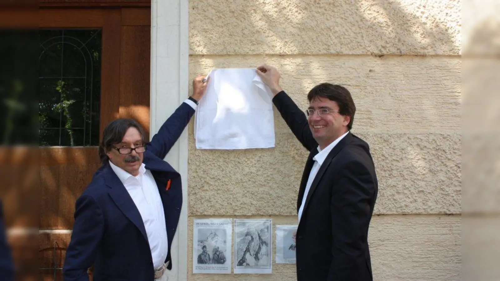 Rudolf Erlacher, Vize-Präsident des Deutschen Alpenvereins, enthüllte mit MdL Florian von Brunn (rechts ) die Gedenktafel am Haus Daiserstraße 50. (Foto: job)