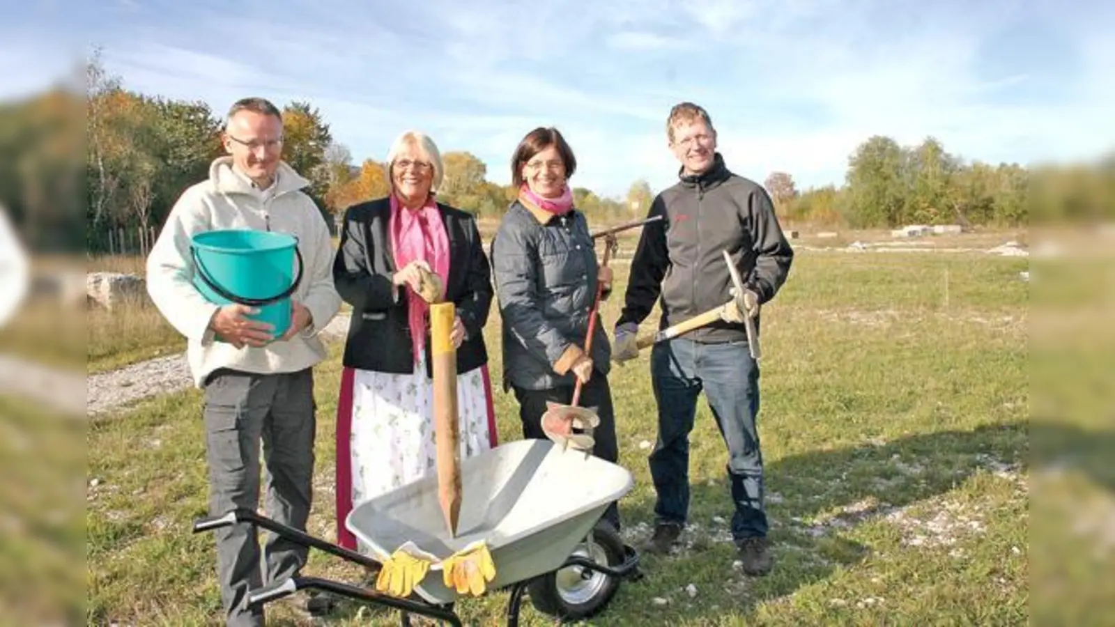 Die Wege in der Fröttmaninger Heide sind markiert. Kai Elmauer, Hannelore Gabor, Christine Joas und Dr. Klaus Neugebauer (von links) starteten am Samstag vor dem Heidehaus am U-Bahnhof Fröttmaning die Bürgeraktion.  (F: ws)