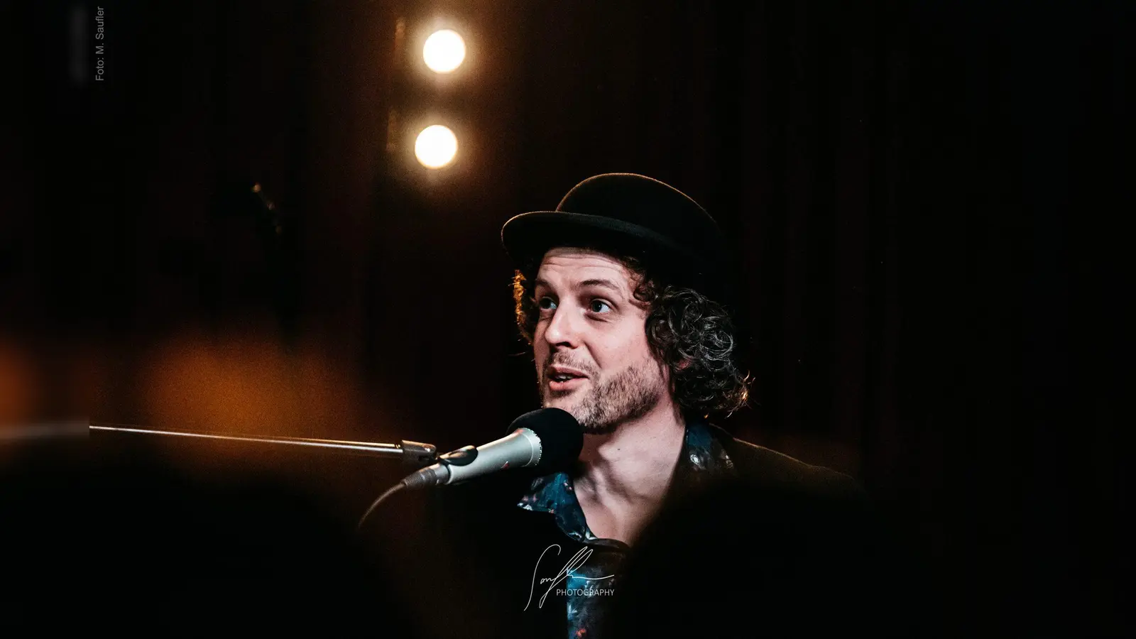 Der Musikkabarettist und „Vokalpianist” Ramon Bessel schreibt „Lieder zum Festhalten”. (Foto: Theaterverein Markt Schwaben)