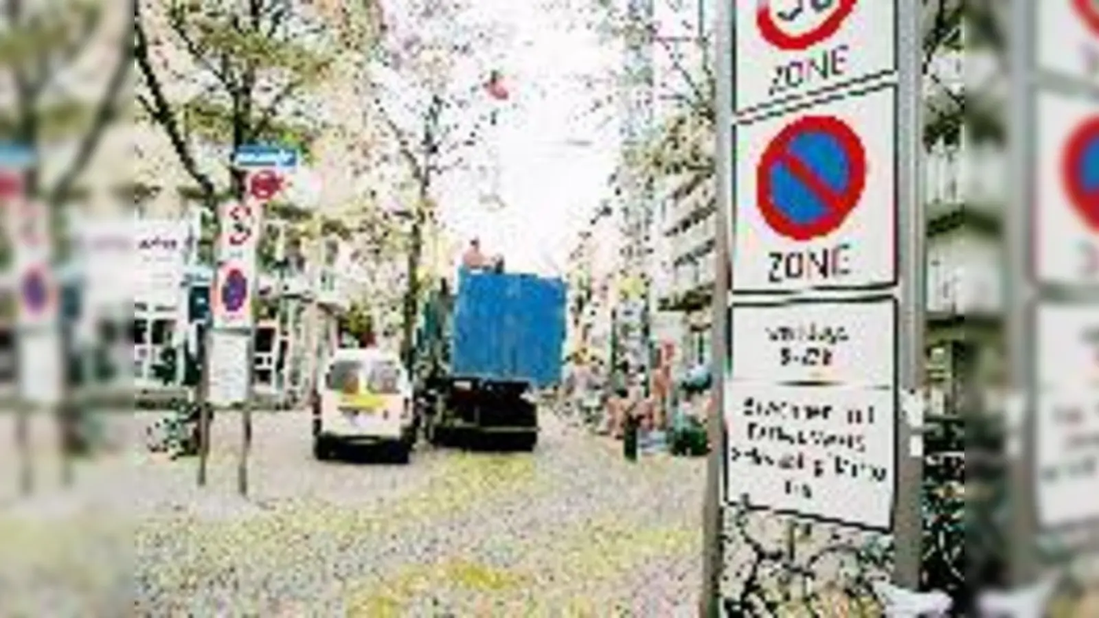 Hinter diesem Schild darf von 8 bis 22 Uhr nur mit Parklizenz geparkt werden. Auf der anderen Seite erhöht sich der Parkdruck. Wenn jetzt auch noch gebaut wird, wirds erst richtig eng.	 (Foto: ks)