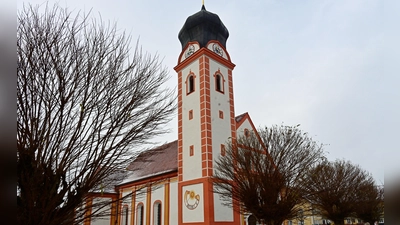 Die Nikolauskirche hat eine bewegte Geschichte. Ihre Vorgängerin stürzte 1736 wohl ein, der Langenbach könnte mit seinen Hochwässern die Ursache gewesen sein. Sie wurde neu aufgebaut. 1949 erhielt der Turm ein Kupferdach und vier neue Glocken. Die alten waren im 2. Weltkrieg eigeschmolzen worden. Jetzt ist er wieder dringend sanierungsbedürftig. (Foto: R. Lex)