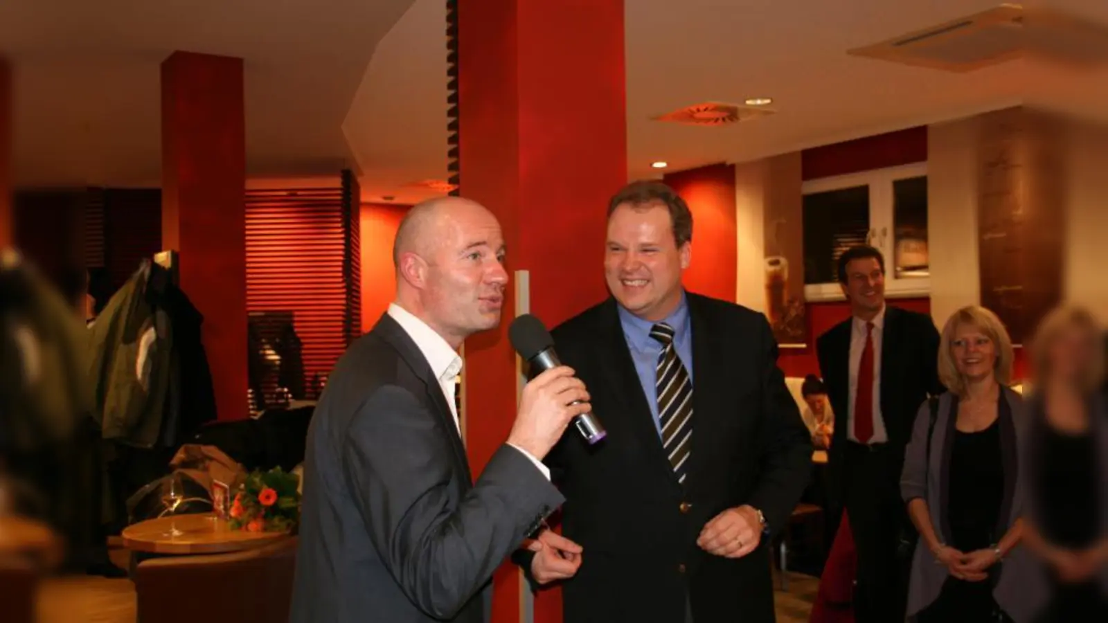 Geschäftsführer Willy Ihle und Bürgermeister Christoph Göbel bei der Eröffnung der neuen Filiale in Gräfelfing (Foto: kb)