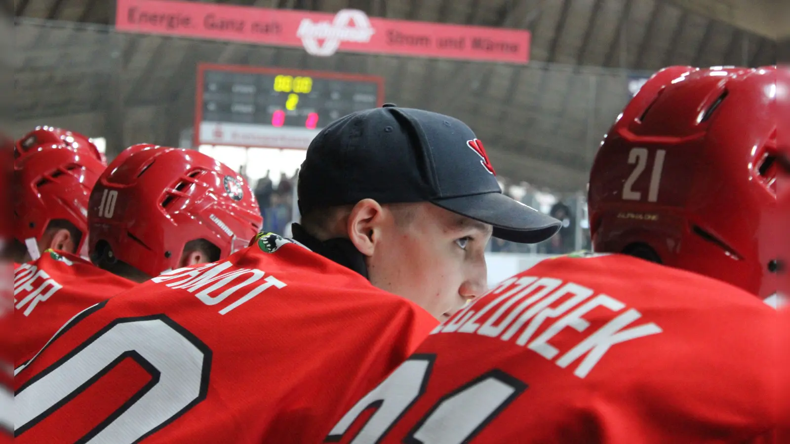 Der junge Torhüter Rudi Schmidt (links mit Kappe), der den gesperrt gewesenen Dominik Gräubig in den ersten drei Bayernliga-Pflichtspielen im Kasten des EHC Klostersee gut vertreten hat. (Foto: smg )