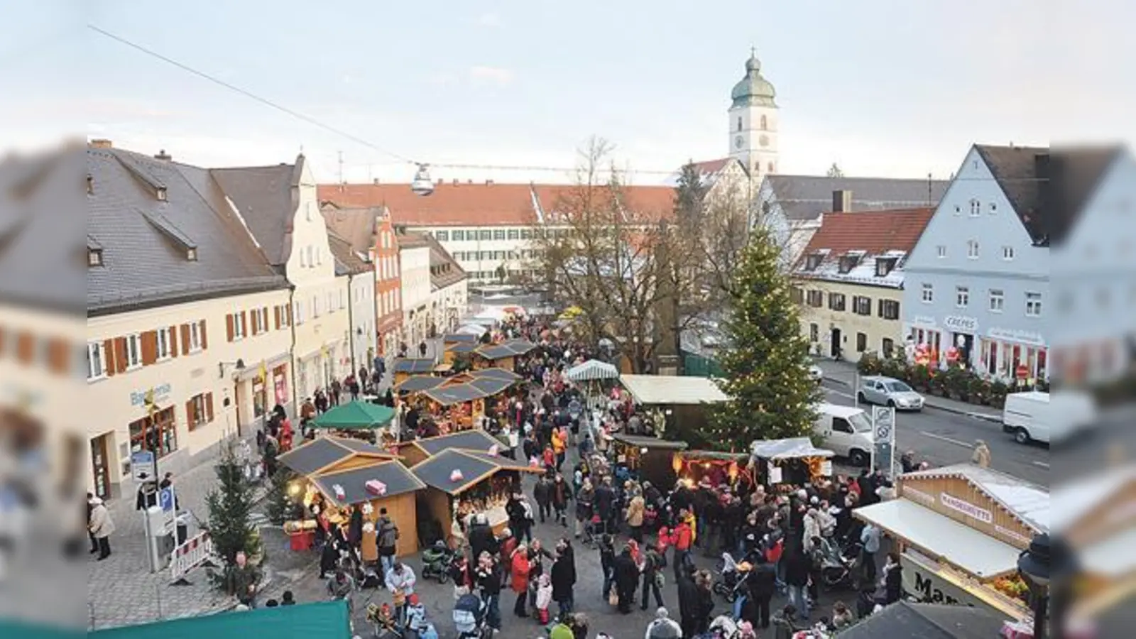 Der Ebersberger Christkindlmarkt auf dem Marienplatz lädt heuer am 26. und 27. November mit über 60 Ständen zum Verweilen ein.	 (Foto: Archiv / VA)
