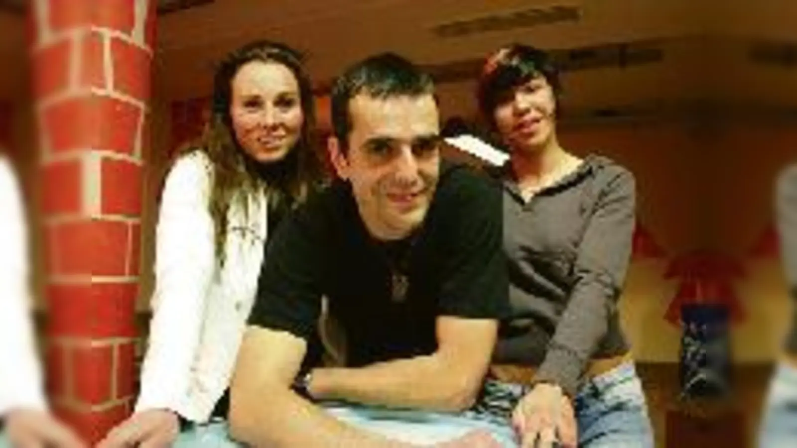 Sperren am Wochenende gemeinsam die Türen auf: Steffi Dimter, Tom Droste und Kathi Grisard (v.l.) vom Jugendraum RIVAnord.  (Foto: gf)