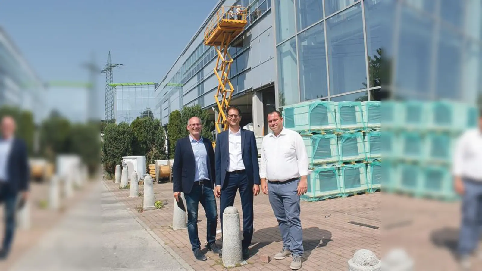 Auch an der Fassade des neuen Möbelhauses wird schon fleißig gearbeitet.  (v. li.) XXXLutz-Pressesprecher Volker Michels, Hausleiter Günter Rindt und Projektleiter Markus Gutsmiedl.  (Foto: XXXLutz)
