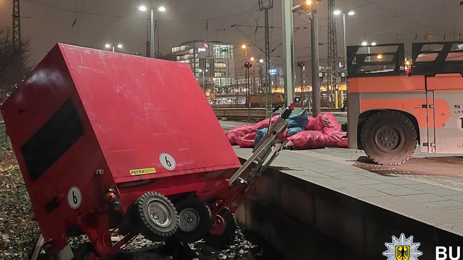 Unfall-am-Hauptbahnhof-Anh-nger-kippt-ins-Gleis