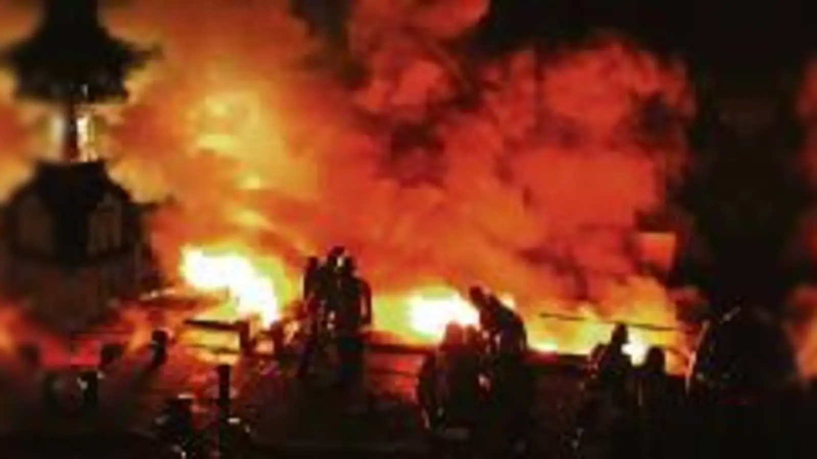 Dramatische Szenen in der Clemensstraße, bei der aber Gott sei Dank nur Sachschaden  (Foto: Die Feuerwehr bekämpft den Dachstuhlbrand.)