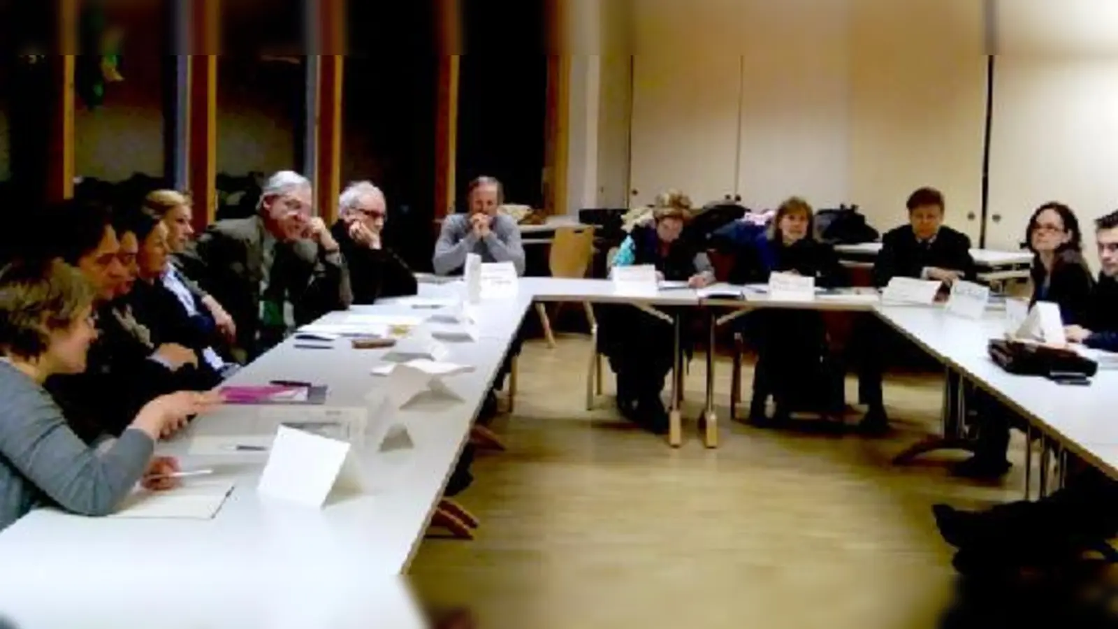 22 Interessierte diskutierten vor allem, wie künftig Hunde vom neuen Kinderspielgelände fern gehalten werden können.	 (Foto: ikb)