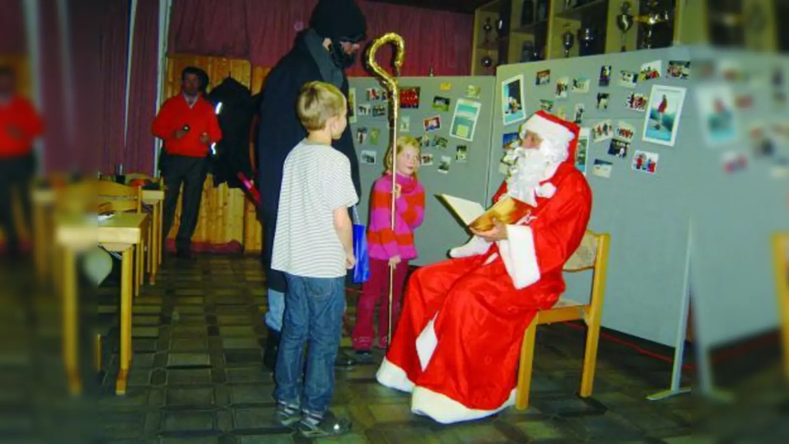 Der Weihnachtsmann beschenkte auf der Weihnachtsfeier der Ski- und Bergsportabteilung des TSV Eintracht Karlsfeld die anwesenden Kinder und Jugendliche. (Foto: pi)