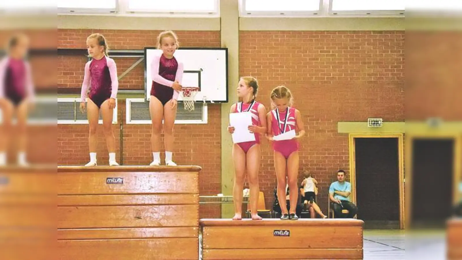 Dritter Platz für Emily Jocher und Stephanie Rustler. Die Mädchen gaben ihr Bestes bei der Kinderturnolympiade.	 (Foto: VA)