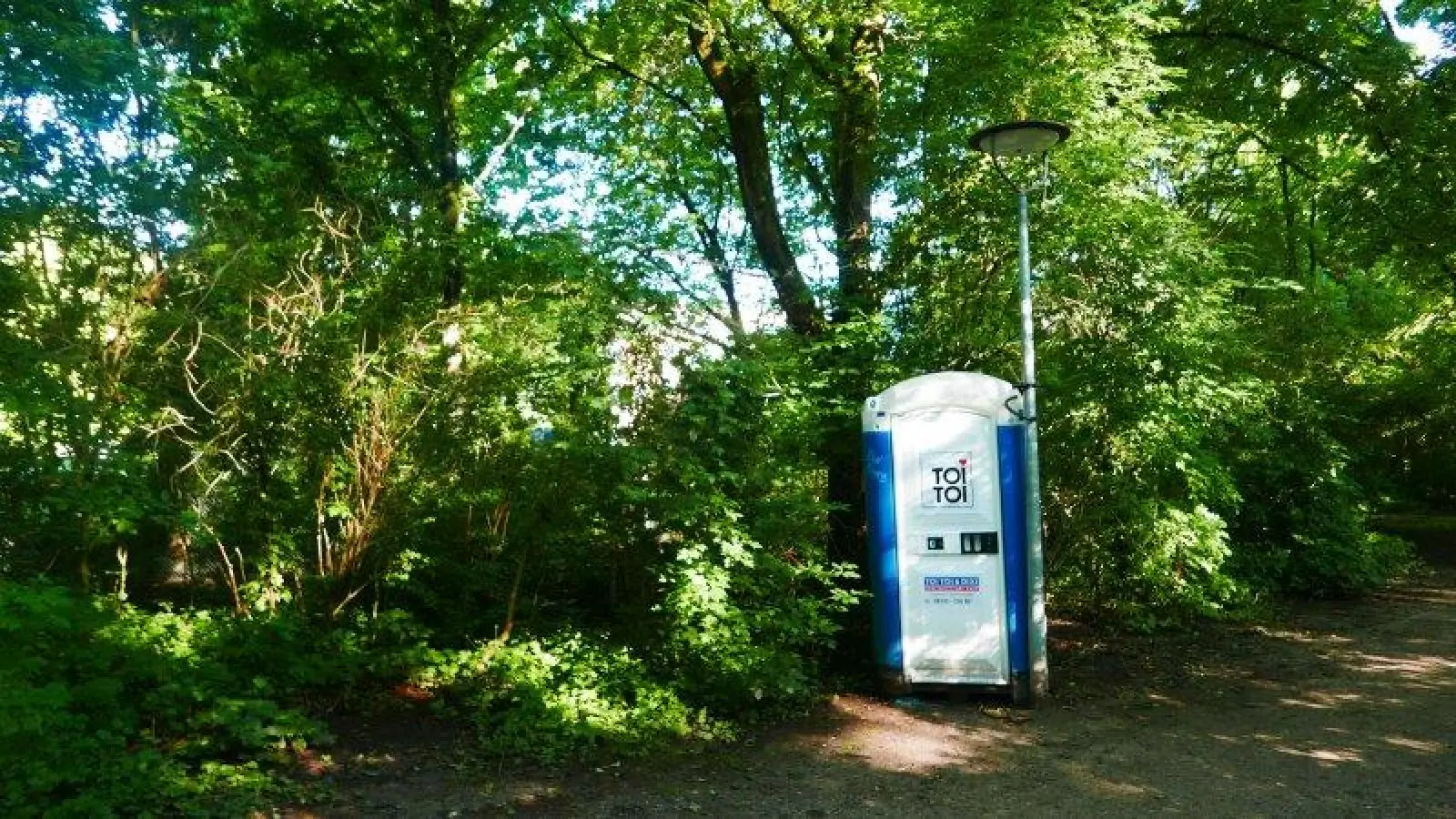 Vandalismus vorbeugen: Die mobile Toilette am Spielplatz am Valleyplatz wurde vom Baureferat mit einem Fahrradschloss an einer Laterne befestigt. (Foto: lsc)