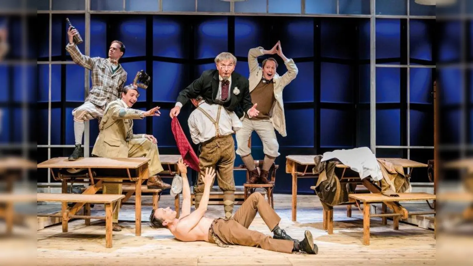 Michael Lerchenberg (Mitte) schlüpft im Stück „Die Feuerzangenbowle” in die Rolle des Chemielehrers Professor Crey, der so allerhand Schabernack seiner Schüler über sich ergehen lassen muss. (Foto: L. La Rocca)