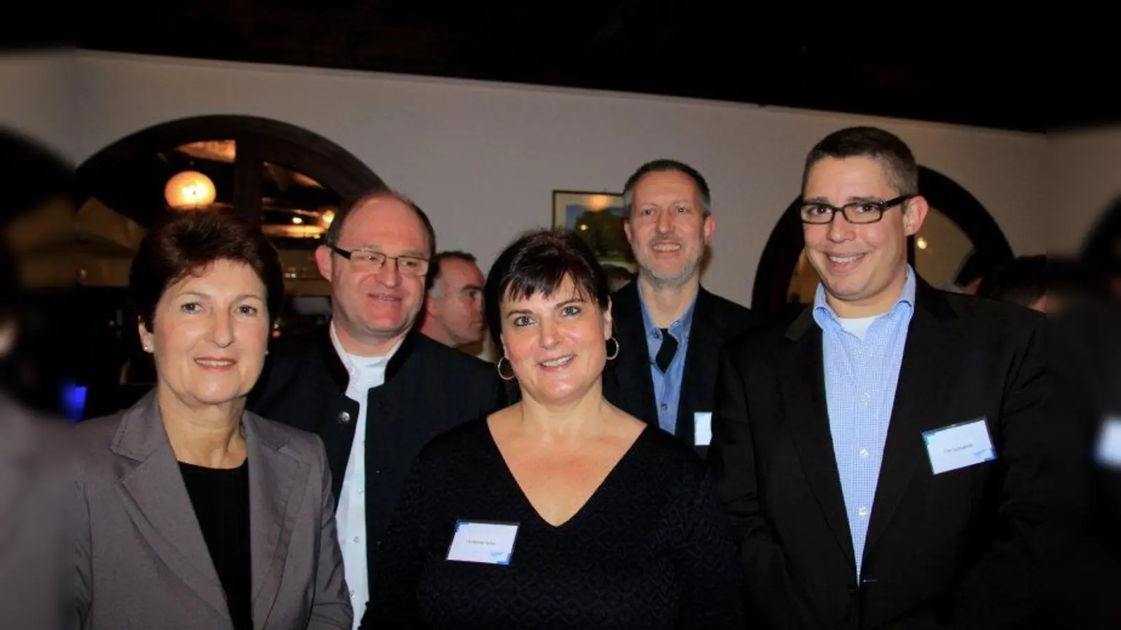 Das Vorstandsteam des Gewerbevereins „Stark in Krailling” mit Bürgermeisterin Christine Borst sowie Rainer Munzert, Vorsitzender Heidelinde Bothe und Bernhard Schloemer (von links). Auf dem Bild fehlt Kathrin Haupt. Ex-Vorsitzender Tim Schönith (rechts) trat nicht wieder zur Wahl an. (Foto: us/archiv)