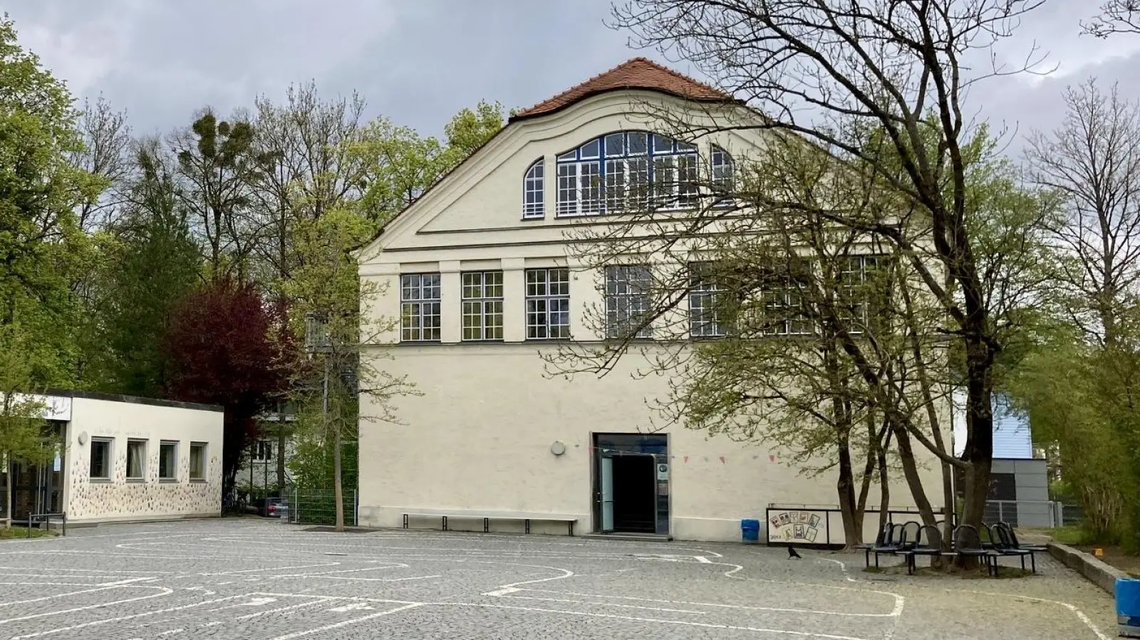 Die Oselschule ist die kleinste der drei Grundschulen in Pasing Nord/ Obermenzing. Neben dem historischen Gebäude besteht die Schule aus dem Flachbau (links) sowie dem Pavillon aus den 90iger Jahren und - ganz neu - einer Containeranlage auf dem Sportplatz. (Foto: Ulrike Seiffert)