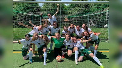 Ein starkes Team auf und neben dem Platz: Die Fußballerinnen des TSV Moosach-Hartmannshofen suchen eine neue Torfrau. Zuletzt standen Feldspielerinnen im Tor. (Foto: Verein)