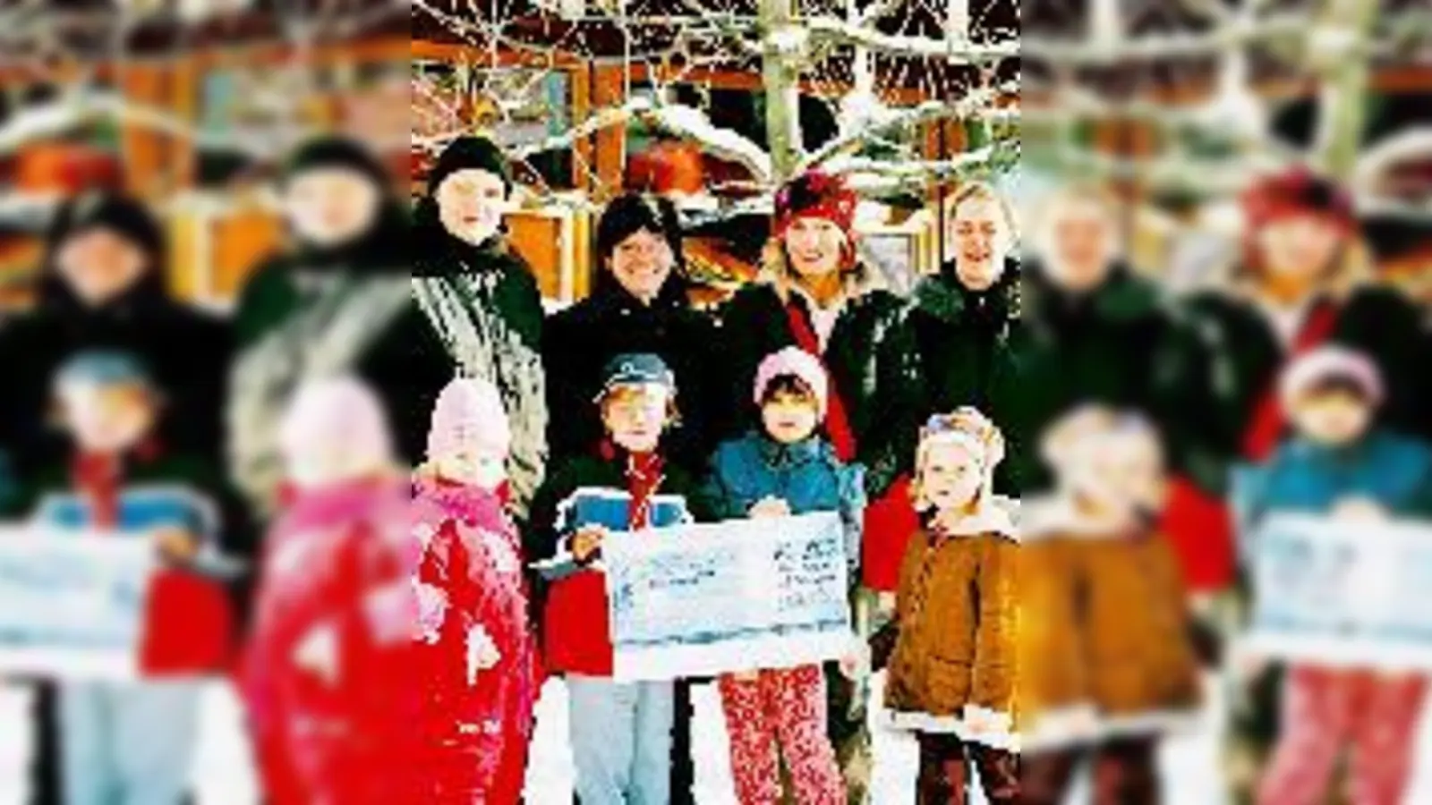 Stolz präsentiert der Elternbeirat des schwabinger Kindergartens die Spende.	 (Foto: Privat)